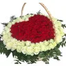 Корзина из 131 белой и красной розы в форме сердца